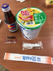 ジャカルタのコンビニでイートイン